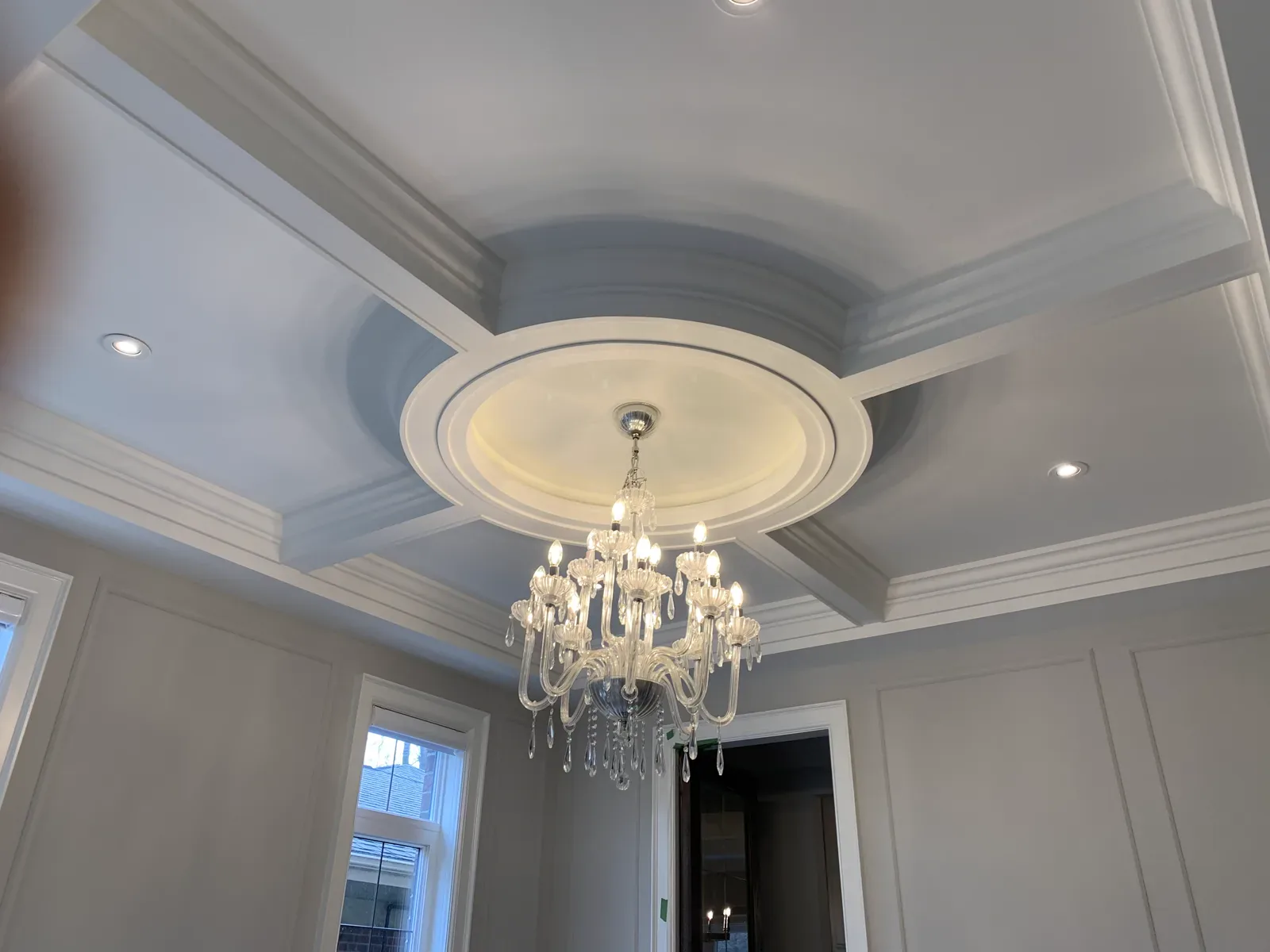 Interior ceiling composed with curved and linear moulding profiles
