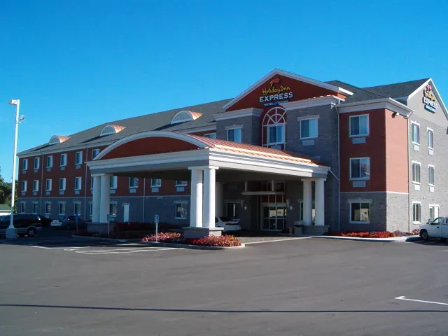 A layered trim line beneath the entrance roof gives this hotel façade a clear architectural edge.